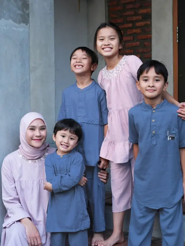 Gaya Artis Tanah Air Bersama Putra nya