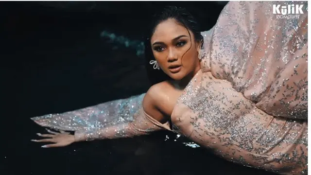 8 Gaya Pemotretan Terbaru Marion Jola, Tampil Menawan