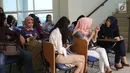 Peserta lomba presenter Emtek Goes to Campus (EGTC) 2018 saling berbincang saat menunggu tampil di Universitas Negeri Semarang (UNNES), Semarang, Selasa (17/7). (Liputan6.com/Herman Zakharia)