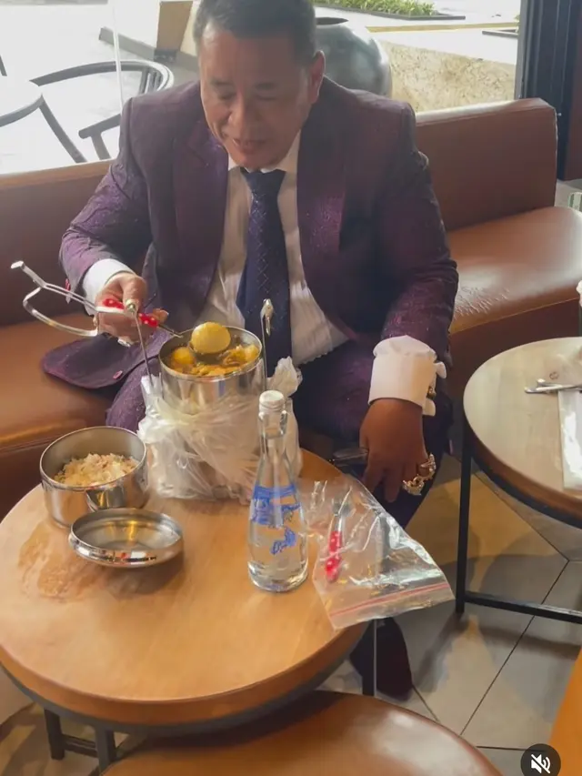 Hotman Paris Makan Bekal Soto Ayam di Starbucks, Kaget Langsung Didatangi CEO Dikira Akan Diusir. (instagram.com/hotmanparisofficial)