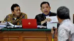 Udar Pristono (kiri) bersama kuasa hukumnya mengajukan pertanyaan kepada saksi dalam sidang kasus pengadaan Bus Tranjakarta di Pengadilan Tindak Pidana Korupsi (TIPIKOR), Jakarta, Rabu, (06/05/2015). (Liputan6.com/Andrian M Tunay)