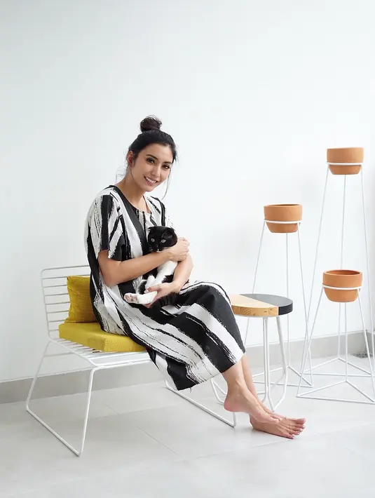 Bun hair merupakan salah satu gaya rambut seperti donat yang lagi trend belakangan ini. Dan Tyas pun salah satu wanita yang gemar menata rambutnya dengan gaya ini di berbagai kesempatan. (Instagram/tyasmirasih)