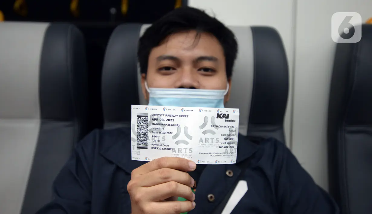 Penumpang Kereta Bandara Premium menunjukkan tiket saat menanti keberangkatan di Stasiun Manggarai, Jakarta, Sabtu (3/4/2021). PT Railink meluncurkan kereta bandara kelas premium dengan harga tiket lebih terjangkau. (merdeka.com/Imam Buhori)