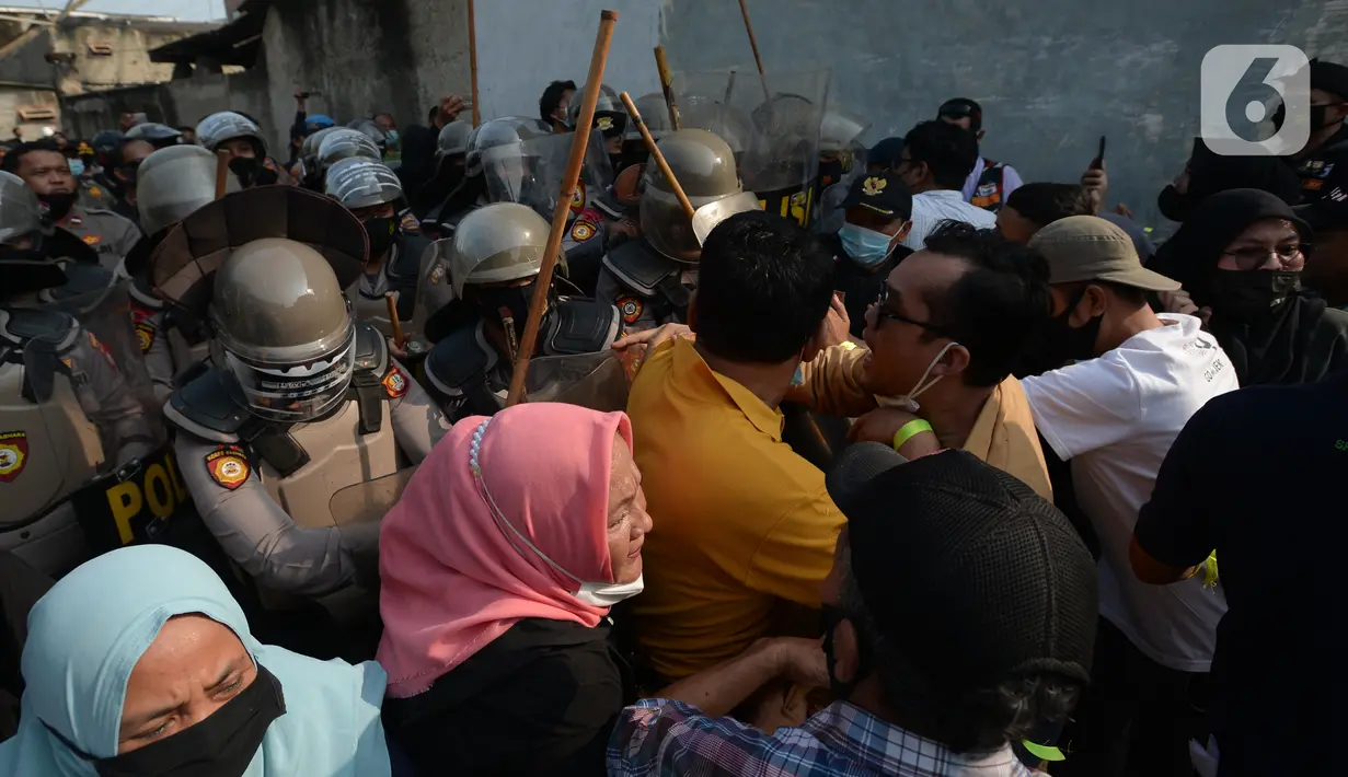 Polisi terlibat saling dorong dengan warga saat melakukan eksekusi lahan rumah warga Kelurahan Pulogebang RT 20 RW 06 (dahulu RT 08/RW 06) di Jakarta, Selasa (8/6/2021). Eksekusi lahan tersebut berakhir ricuh. (merdeka.com/Imam Buhori)