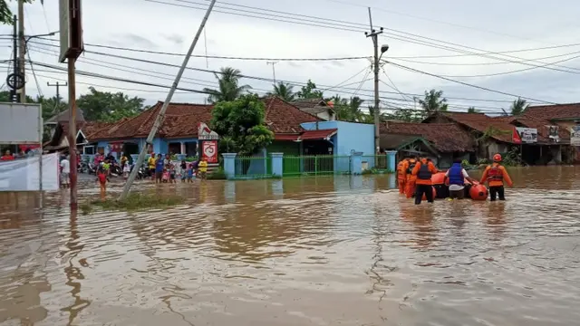 Basarnas Banten Evakuasi Warga Terdampak Banjir Di Kota Cilegon. (03/12/2020). (Yandhi Deslatama/Liputan6.com)