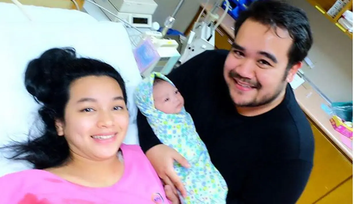 "Alhamdulillah telah lahir secara normal, putra kami bernama Arif Jiwa.. @arifjiwaasyraf Malaysia, Jum'at 31 Maret 2017 Pkl 4.33 pm Weight 4.0 kg Length 55 cm Terimakasih atas semua doa dan supportnya sehingga berjalan dengan lancar," tulis tyaarifinnw. 