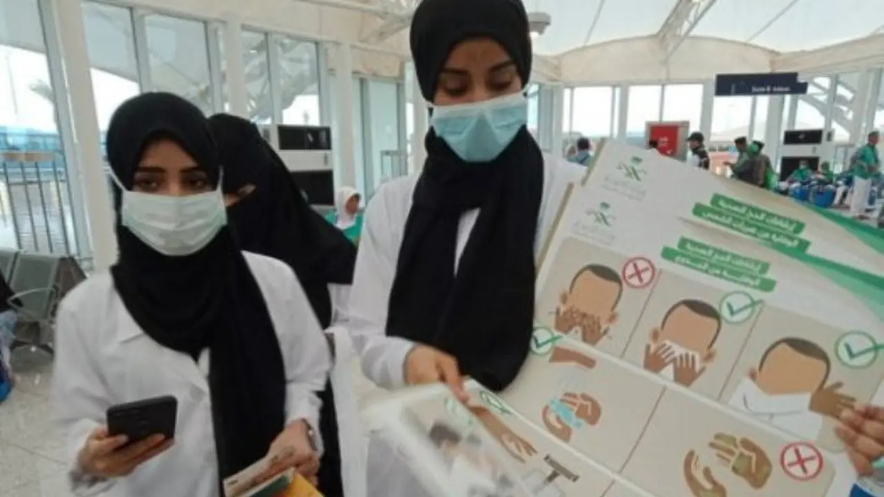 Perempuan Cantik Sambut Jemaah Calon Haji