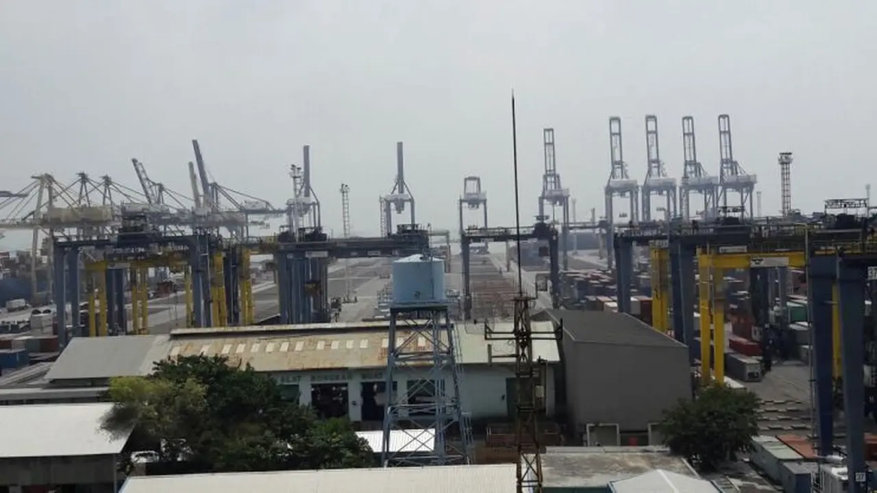 Suasana Jakarta International Container Terminal (JICT) yang lumpuh total akibat mogok pekerja. (Dokumen SP JICT)