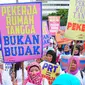 Aksi ratusan Pekerja Rumah Tangga (PRT) yang mendesak disahkannya RUU Perlindungan Pekerja Rumah Tangga (RUU PPRT) yang masuk dalam Prolegnas 2015 di Bundaran HI, Jakarta, Minggu (8/3/2015).(Liputan6.com/Yoppy Renato)