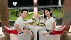 Tengah menikmati momen sebagai suami istri, kebersamaan Rendi Jhon dan Glenca Chysara ini bikin baper. Nikmati dinner dengan pemandangan indah di sekitarnya membuat momen keduanya makin terasa romantis. Status hubungan keduanya berubah, kebahagiaan terpancar jelas di wajah dua bintang sinetron Ikatan Cinta ini. (Liputan6.com/IG/@glencachysaraofficial)
