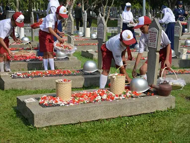 Sejumlah siswa berziarah dan tabur bunga di Taman Makam Pahlawan (TMP) Kalibata, Jakarta, Senin (10/11/2014). (Liputan6.com/Johan Tallo) 