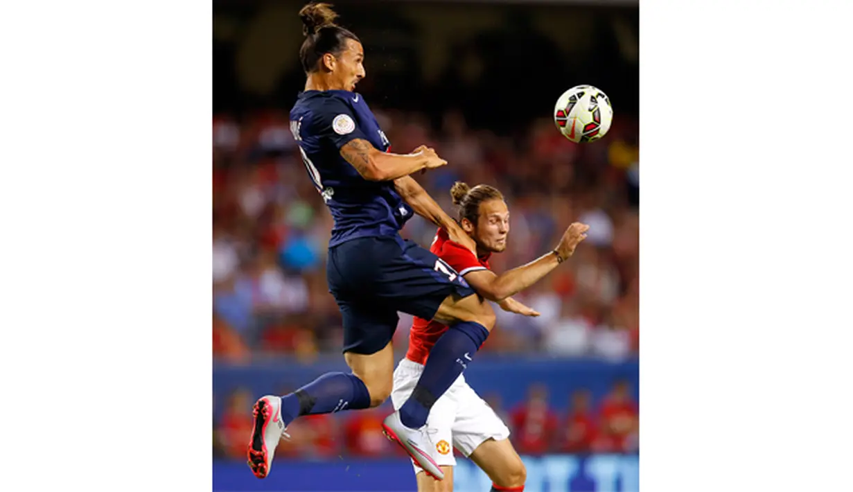 Pemain PSG, Zlatan Ibrahimovic melakukan duel udara dengan pemain Manchester United, Daley Blind pada laga International Champions Cup 2015 di Soldier Field, AS, Kamis (30/7) pagi WIB. (Reuters/Jeff Haynes)