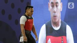 Lifter Eko Yuli bersiap melakukan angkatan saat SEA Games 2019 cabang angkat besi nomor 61 kg di Stadion Rizal Memorial, Manila, Filipina, Minggu (1/12/2019). Dirinya meraih emas dengan total angkatan 309 kg. (Bola.com/M Iqbal Ichsan)