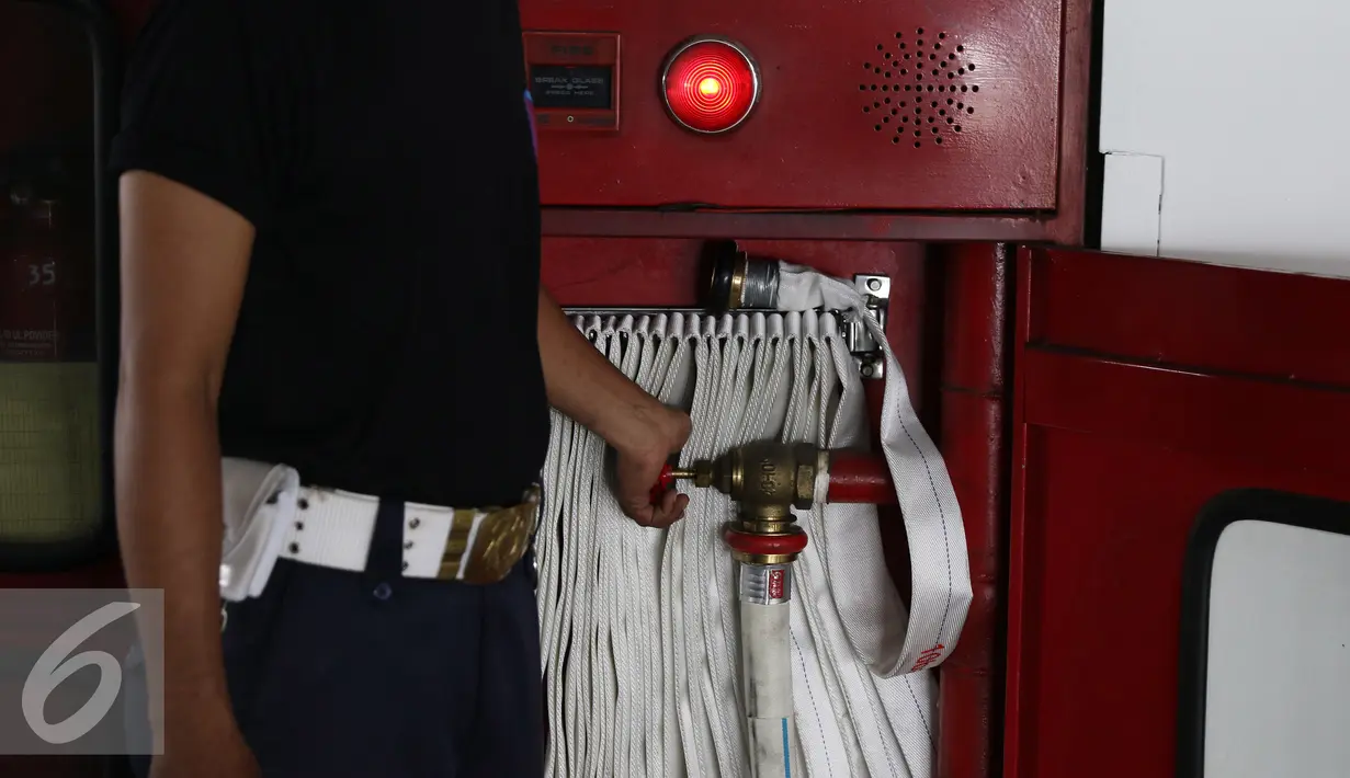 Petugas keamanan sedang menyalakan alarm kebakaran  pada simulasi bencana kebakaran di Senayan City, Jakarta, Kamis (26/11). Simulasi dilakukan untuk melatih kesiap-siagaan pengelola pusat belanja dalam menghadapi kebakaran. (Liputan6.com/Herman Zakharia)