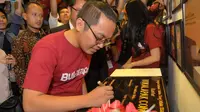 CEO dan founder Bukalapak Achmad Zaky menandatangani prasasti peresmian kantor baru Bukalapak (Liputan6.com/Faisal R Syam)