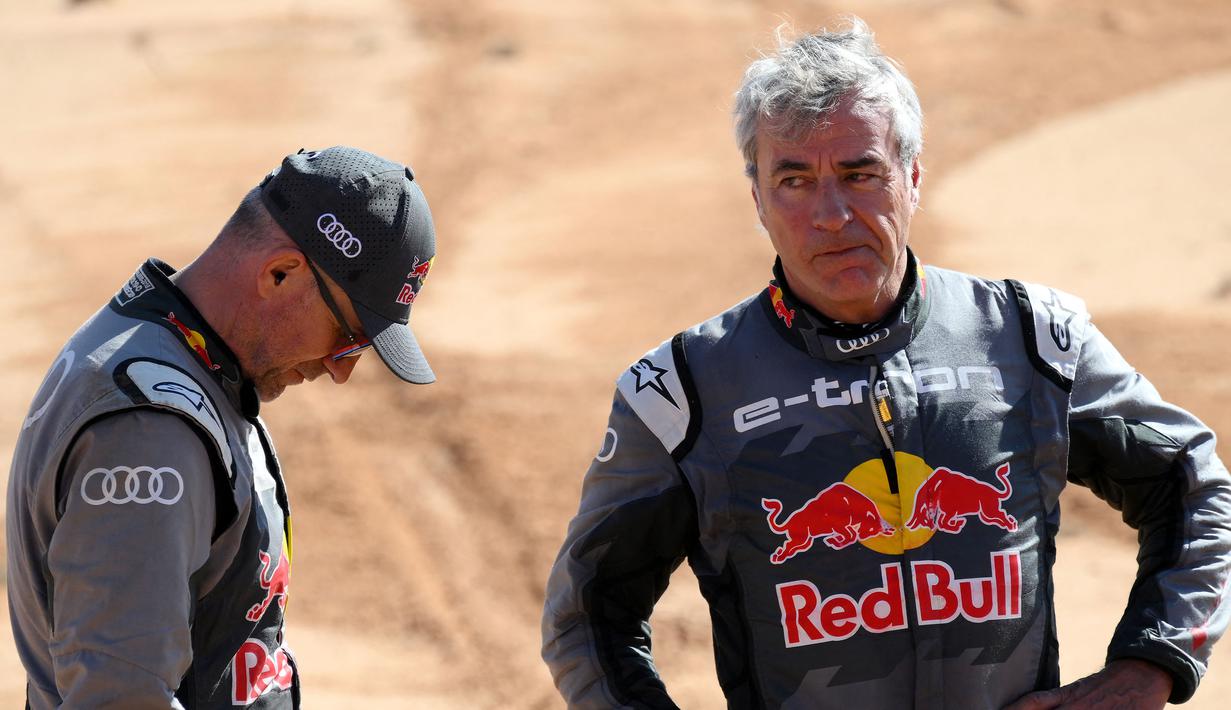 Mundurnya Carlos Sainz membuat Audi hanya memiliki satu pebalap yang tersisa, yaitu Mattias Ekstrom. Sebelum Sainz, Stephane Peterhansel juga mundur di etape 6 karena sang co-driver, Edouard Boulanger, cedera parah. (AFP/Franck Fife)