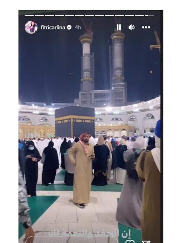 8 Potret Fitri Carlina dan Suami Jalani Umroh, Persiapannya Singkat