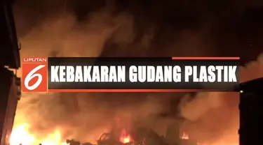 Petugas pemadam kebakaran Kota Bandung yang terjun ke lokasi kejadian bahu membahu memadamkan api.