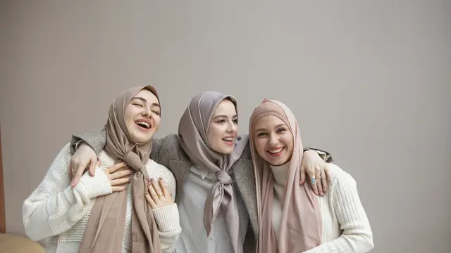 Ilustrasi tiga wanita mengenakan hijab