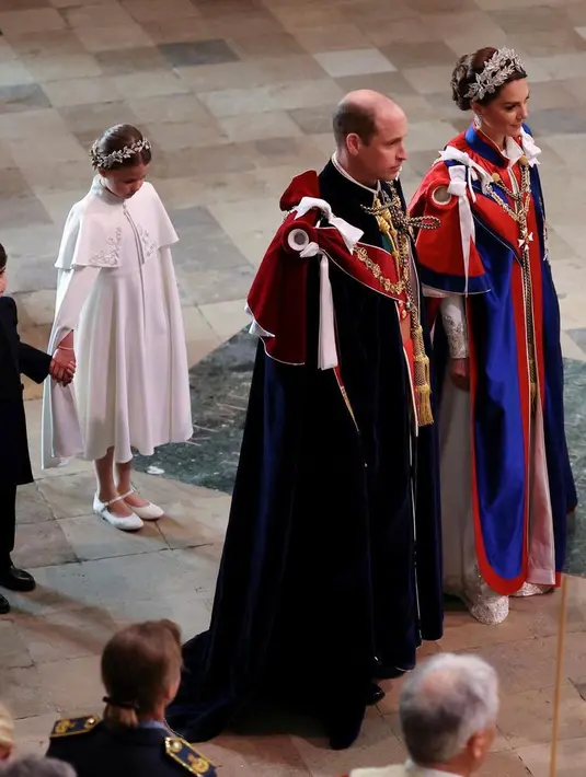 Saat acara Coronation, Kate tampil elegan dengan jubah kerajaannya. Dipadukan gaun putih panjang berpayet di bagian lengan dan bawah rok. [@princeandprincessofwales]