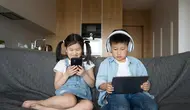 Ilustrasi anak bermain media sosial. Foto: Freepik