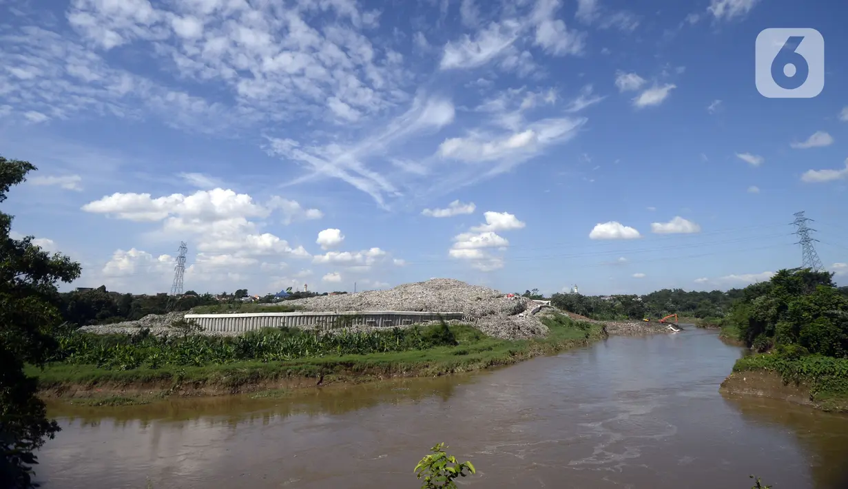 Pemandangan sampah yang longsor di TPA Cipeucang, Serpong, Tangerang Selatan, Banten, Sebtu (23/5/2020). Turap penahan sampah TPA Cipeucang longsor pada 22 Mei 2020 dan hampir menutupi aliran Sungai Cisadane yang berada di sebelahnya. (merdeka.com/Dwi Narwoko