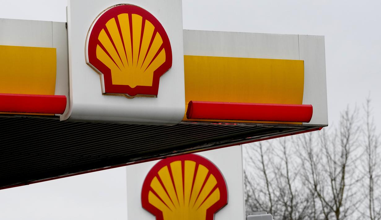 Tanda di pom bensin shell di London, Kamis (2/2/2023). Raksasa energi Inggris, Shell mengatakan keuntungan tahunan berlipat ganda ke rekor tertinggi tahun lalu karena harga minyak dan gas melonjak setelah invasi Rusia ke Ukraina. (AP Photo/Kirsty Wigglesworth)