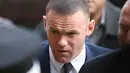 Ekspresi Wayne Rooney saat tiba untuk menjalani persidangan mengemudi sambil mabuk di pengadilan Stockport Magpenrates di Stockport, Inggris (18/9). (AFP Photo/Paul Ellis)