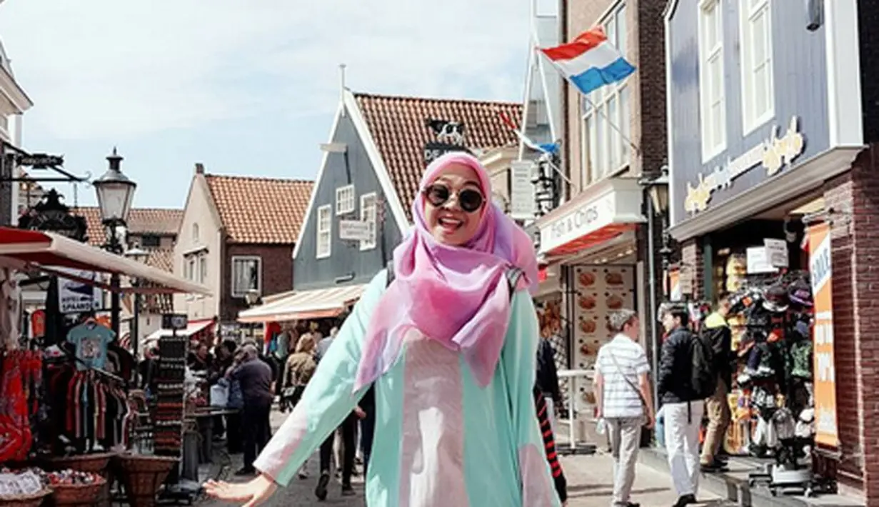 Hijabers Selebgram dalam penghargaan Sosial Media Awards 2016 itu mengaku sangat menikmati proses syuting pertamanya. Banyak pengalaman baru yang belum pernah didapat selama ini. (Instagram/riaricis1795)