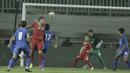 Striker Indonesia, Alberto Goncalves, menyundul bola ke gawang Thailand pada laga persahabatan di Stadion Pakansari, Bogor, (03/6/2018). Indonesia bermain imbang 0-0 dengan Thailand. (Bola.com/M Iqbal Ichsan)