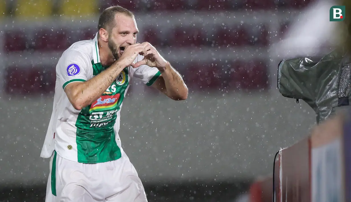 Pemain PSS Sleman, Nemanja Kojic melakukan selebrasi usai mencetak gol penyeimbang 1-1 ke gawang PSM Makassar dalam laga pekan ke-12 BRI Liga 1 2021/2022 di Stadion Manahan, Solo, Kamis (18/11/2021). (Bola.com/Bagaskara Lazuardi)
