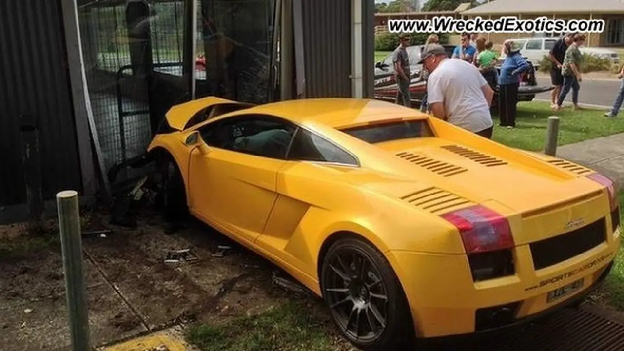 Salah Injak Pedal, Remaja Ini Menabrakkan Gallardo Sewaannya