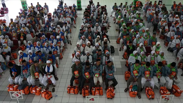 Calon jemaah haji kloter I asal Banjarnegara tiba di Asrama haji Donohudan Boyolali, Kamis 27 Juli 2017