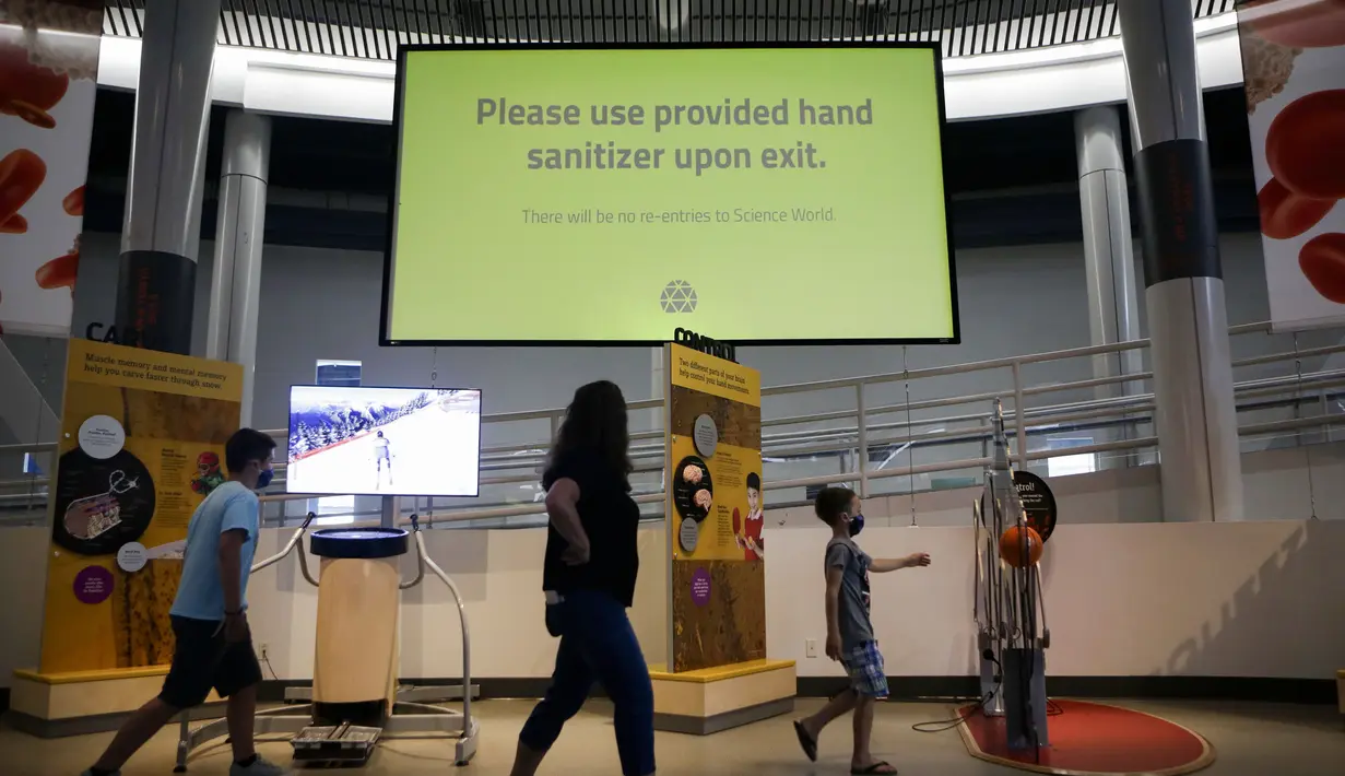 Sebuah pengumuman dipasang untuk mengingatkan pengunjung agar membersihkan tangan di Science World di Vancouver, British Columbia, Kanada (23/7/2020). Science World memberikan tiket gratis sebelum pembukaan kembali secara resmi sebagai ungkapan terima kasih atas kontribusi mereka. (Xinhua/Liang Sen)
