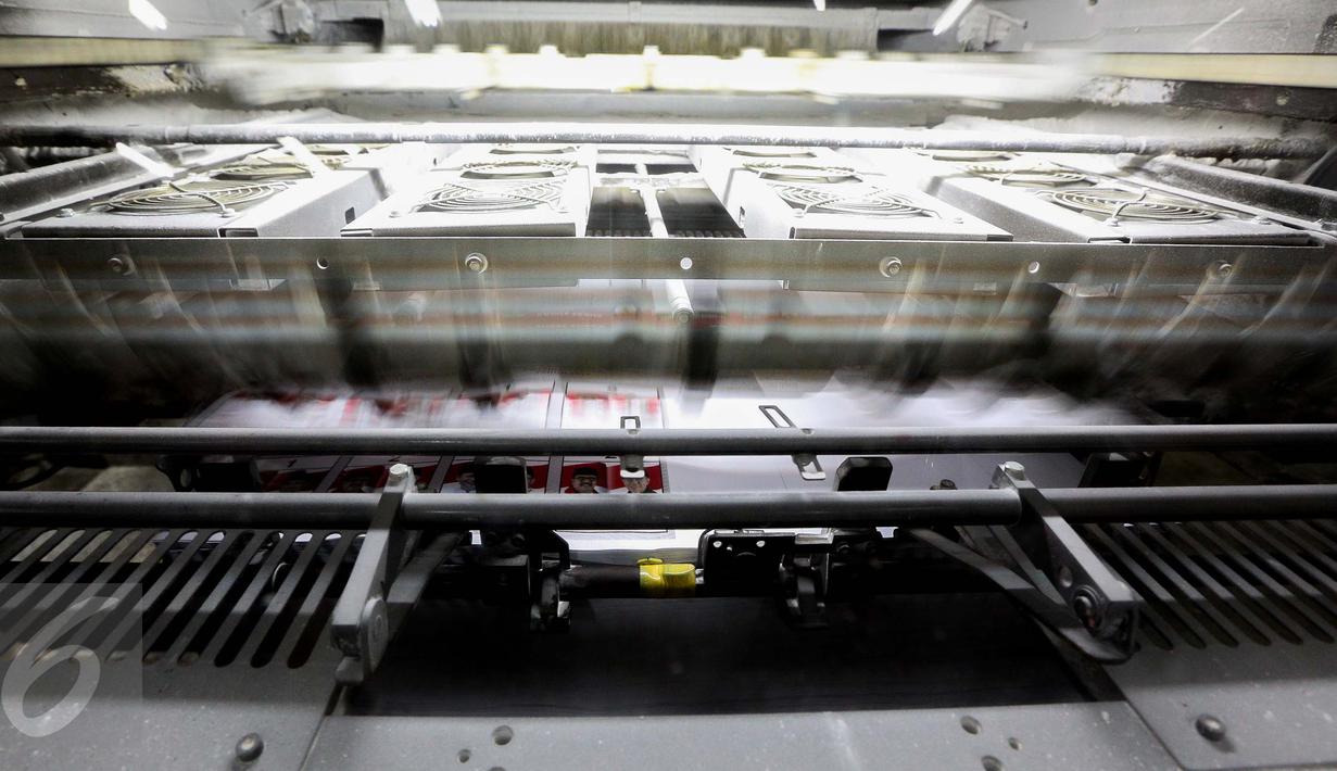 Proses pencetakan surat suara Pemilihan Kepala Daerah di Provinsi Banten di Kawasan Industri Pulo Gadung, Jakarta, Rabu (11/1). Proses cetak tersebut memakan waktu selama empat hari, pada 11-14 Januari 2017. (Liputan6.com/Faizal Fanani)