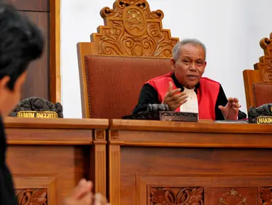 Hakim, Ganjar Pasaribu menjelaskan saat sidang praperadilan mantan Gubernur Papua Barnabas Suebu di PN Jakarta Selatan, Selasa (7/7/2015). Barnabas ditetapkan tersangka oleh KPK atas kasus DED PLTA sungai Memberamo tahun 2009. (Liputan6.com/Yoppy Renato)