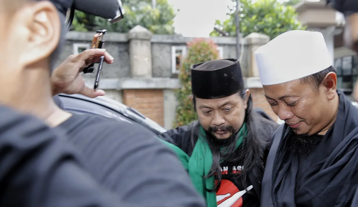 "Mas Opick juga sanggup membiayai anak, ada lah nominalnya nggak usah saya sebutin, intinya mas Opick akan tetap berhubungan baik dengan mbak Dian dan anak-anak," tutur Ina Rachman. (Adrian Putra/Bintang.com)