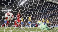 Proses gol bunuh dirinya dilakukan gelandang Brasil, Fernandinho, saat melawan Belgia pada laga perempat final Piala Dunia di Kazan Arena, Kazan, Jumat (6/7/2018). Belgia menang 2-1 atas Brasil. (AP/Frank Augstein)