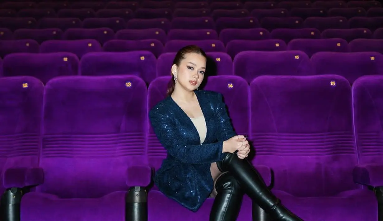 Rebecca Klopper tampil shining mengenakan mini dress biru dari VV Studio by Valencia Vivi. Ia memadukannya dengan boots hitam berhak. [Instagram/@rklopper]