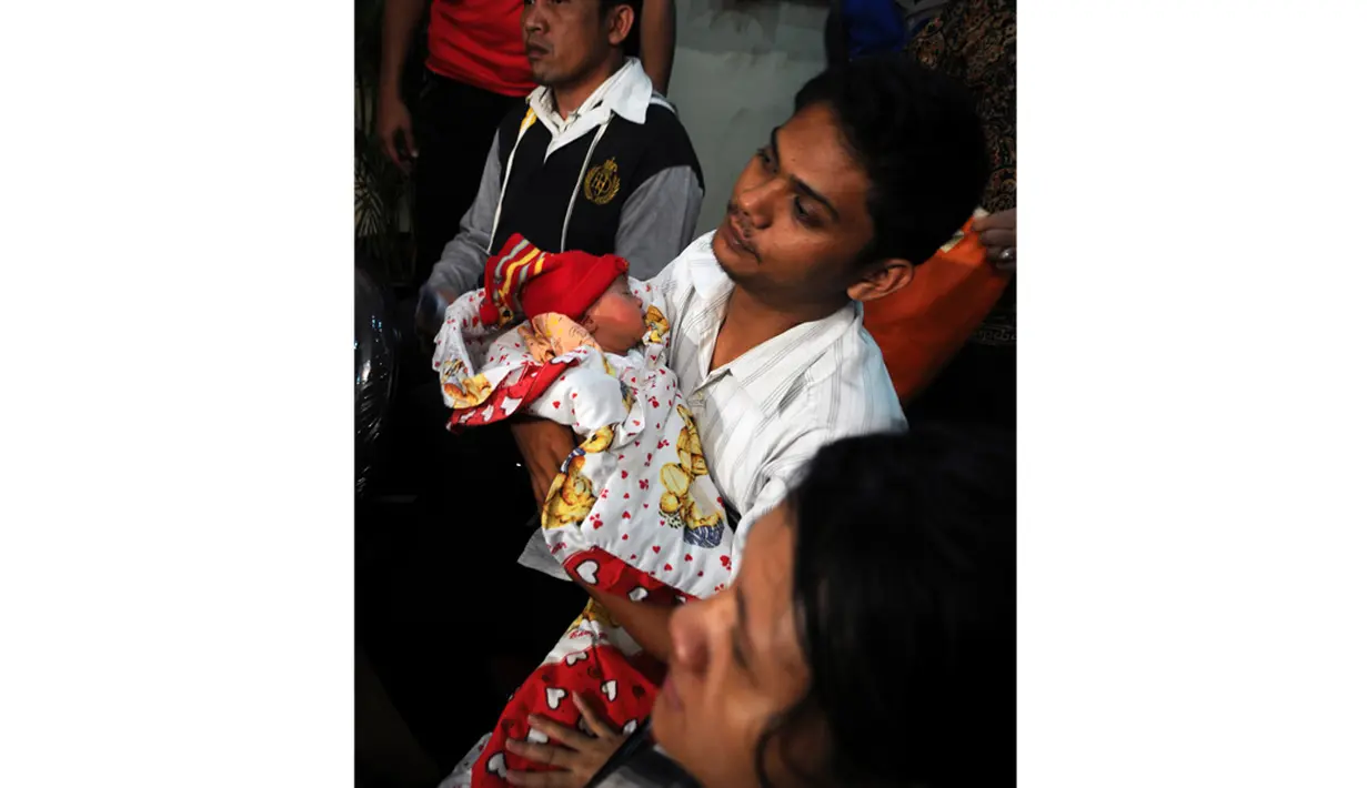 Usai dipertemukan di Polsek Sukajadi, bayi dan istri Toni dibawa ke RS Hasan Sadikin untuk diperiksa kesehatannya (ANTARA FOTO/Novrian Arbi)
