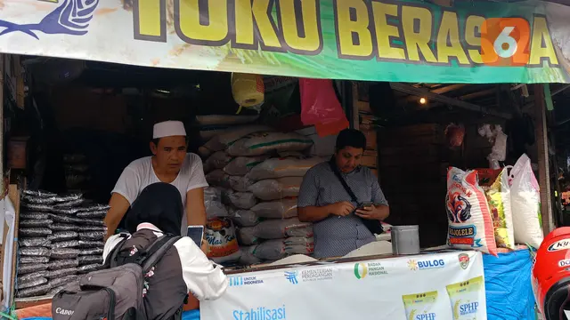 Pedagang Beras di Pasar Indik Rau, Kota Serang, Banten. (Kamis, 29/02/2024). (Yandhi Deslatama/Liputan6.com).