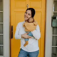 Metode menggendong bayi dengan M-Shape ini dapat dilakukan pada bayi yang baru lahir. (Foto: Pexels.com/RDNE Stock project)