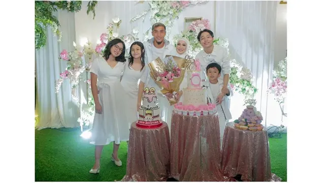 6 Potret Perayaan Ulang Tahun ke-40 Okie Agustina, Riasannya Bikin Pangling