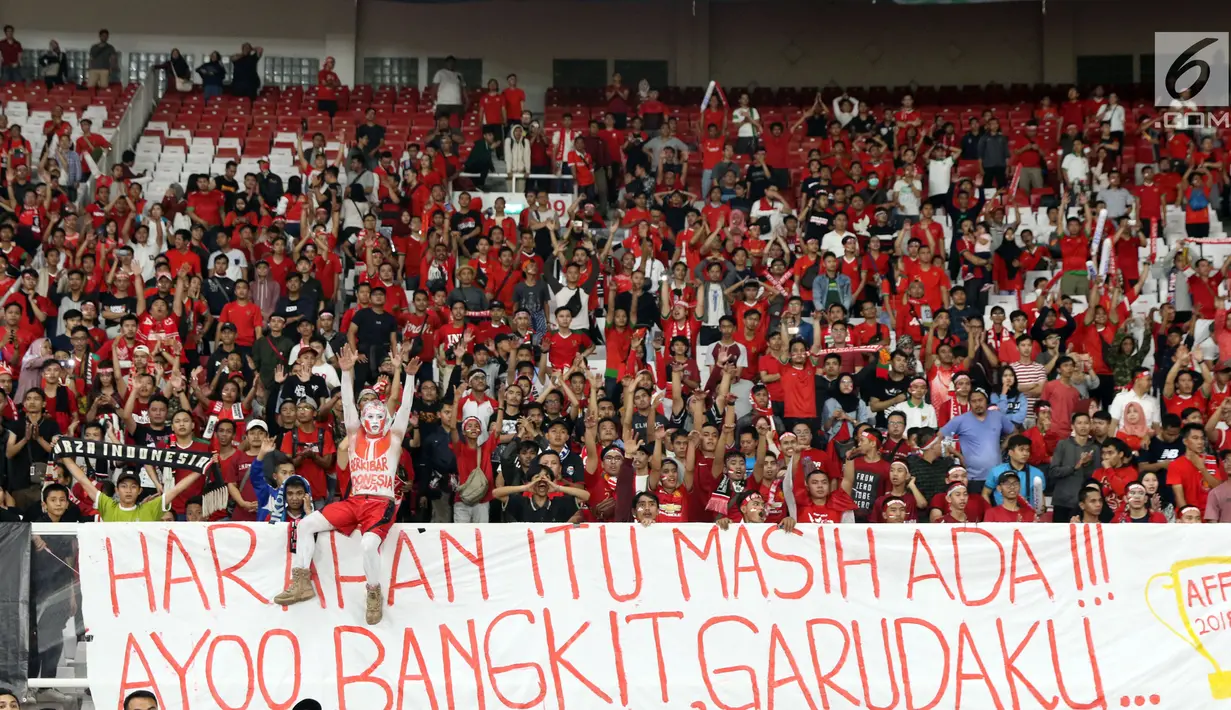 <p>Suporter tim Garuda bersorak merayakan kemenangan Timnas Indonesia atas Timor Leste pada penyisihan grup B Piala AFF 2018 di Stadion GBK, Jakarta, Selasa (13/11). Indonesia unggul 3-1. (Liputan6.com/Helmi Fithriansyah)</p>