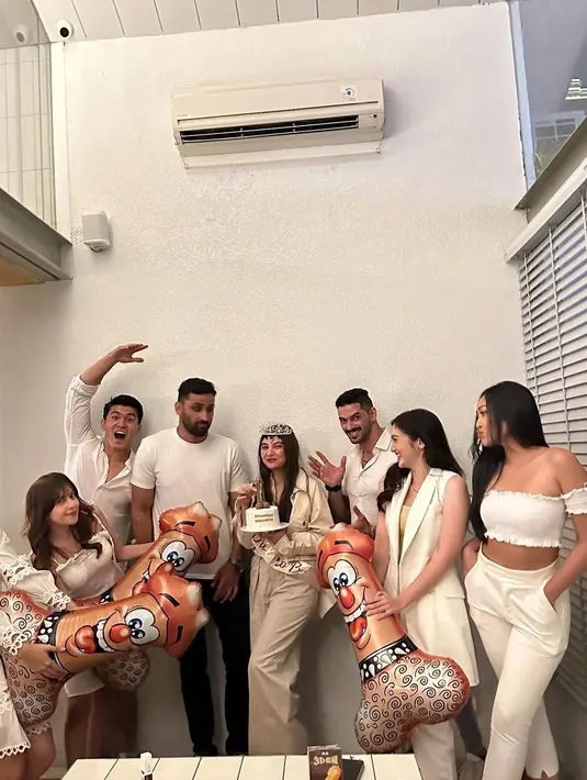 Didamping sahabat, Sarah Keihl terlihat berdandan mengenakan gaun lengkap dengan mahkota. Kue simbol melepas masa lajang jadi milik Sarah Keihl yang segera menikah. (Liputan6.com/IG/@sarahkeihl)