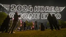 Sekitar 1.000 pesawat tanpa awak atau drone kembang api membentuk pola selama pertunjukan Korea Drone Expo 2024 di Incheon pada tanggal 9 Mei 2024. (Jung Yeon-je/AFP)