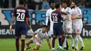 Neymar (3kanan) melakukan protes kepada wasit saat setelah melanggar pemain Marseille pada lanjutan Ligue 1 di  Velodrome Stadium, Marseille, (22/10/2017). PSG bermain imbang 2-2 melawan Marseille. AFP/Valery Hache)