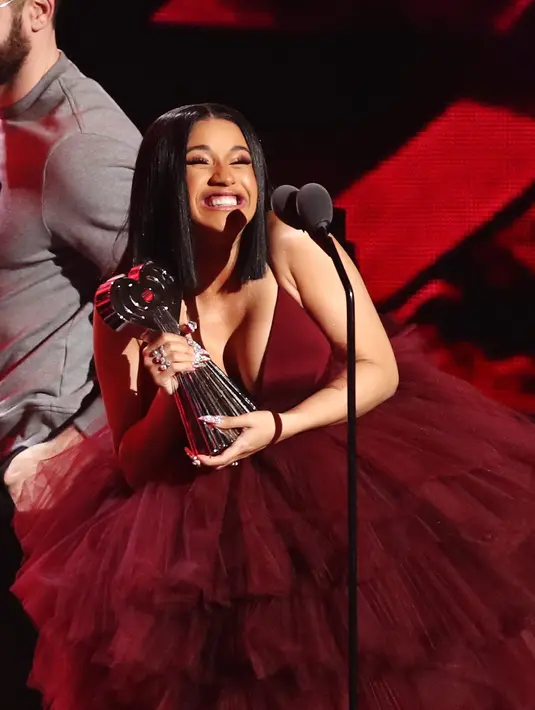 "Ya Tuhan! Aku akan berterima kasih pada banyak orang karena mereka membantuku hingga mencapai mencapai kesuksesan ini," ujar Cadi B. (RICH POLK / GETTY IMAGES NORTH AMERICA / AFP)