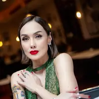 Sara terlihat mengenakan kalung kain hijau yang serasi dengan dress. Dipadukan heels transparannya. [@sarawijayanto]