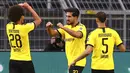 Pemain Borussia Dortmund, Emre Can, melakukan selebrasi usai membobol gawang Hertha Berlin pada laga Bundesliga di Stadion di Signal Iduna Park, Sabtu (6/6/2020). Borussia Dortmund menang 1-0 atas Hertha Berlin. (AP/Lars Baron)